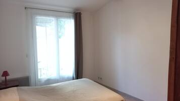 2 slaapkamers, een strijkplank/strijkijzer, reisbedje, gratis wifi