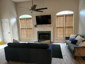 智能电视、壁炉