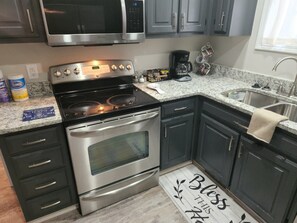 冰箱、微波炉、烤箱、炉灶