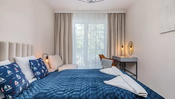 1 habitación, tabla de planchar con plancha y ropa de cama