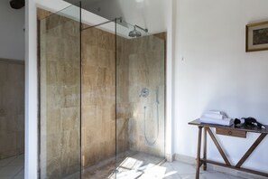 Ducha, secador de pelo, bidet, toallas