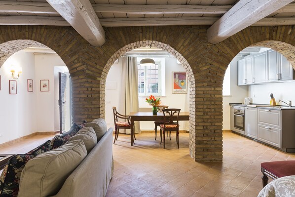 Suite junior | Zona de estar | Smart TV de 32 pulgadas con canales digitales, una televisión