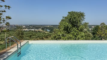 Una piscina al aire libre de temporada