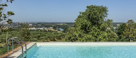 Una piscina al aire libre de temporada