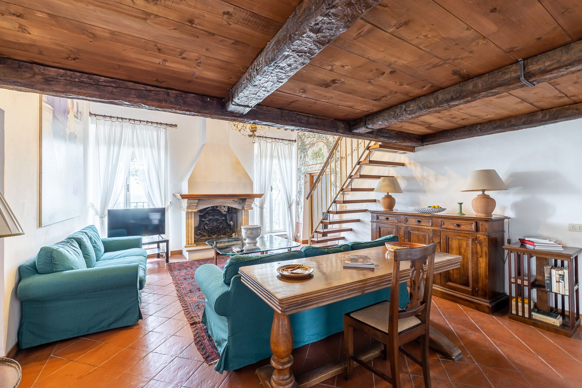 Luxury-Suite | Wohnzimmer | 32-Zoll-Smart-TV mit Digitalempfang, Fernseher