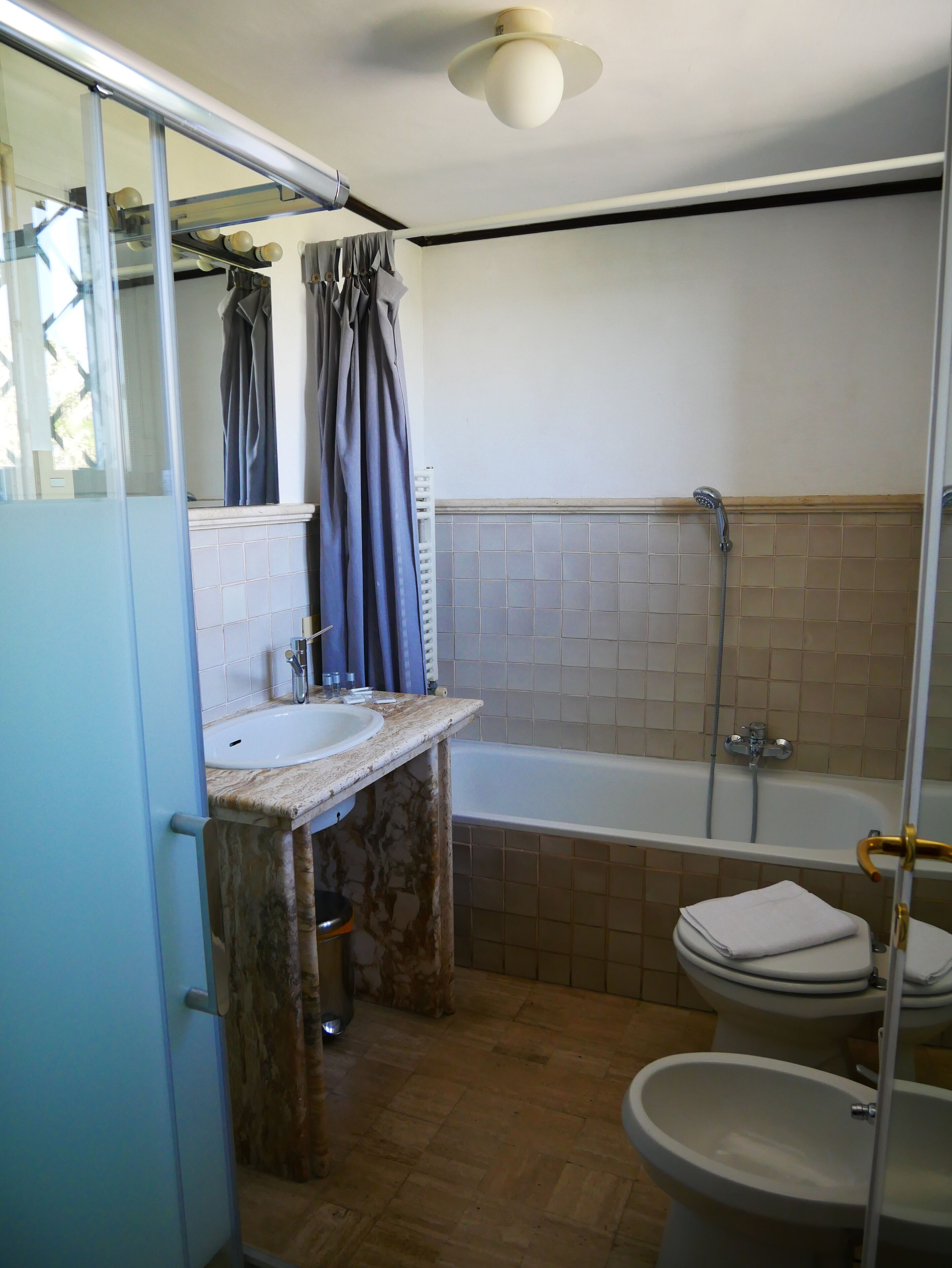 Un baño con lavamanos, inodoro, bidé y bañera.