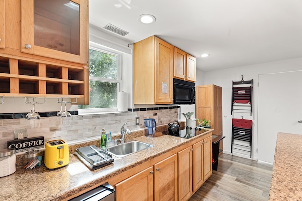 Frigorífico, microondas, horno y placa de cocina