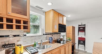 Sun Filled & Cheerful Apartment by Cornell Campus - Northeast Ithaca