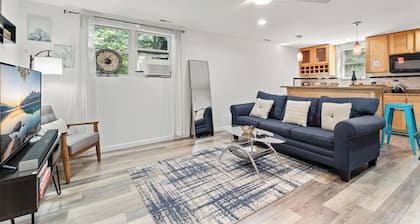 Sun Filled & Cheerful Apartment by Cornell Campus - Northeast Ithaca