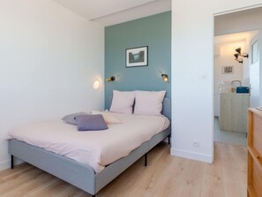 2 bedrooms, desk, iron/ironing board, WiFi