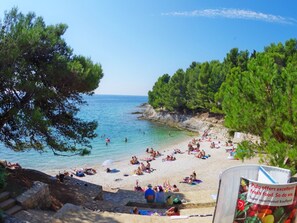 Una spiaggia nelle vicinanze