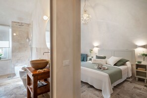 Triple Room | Desk, free WiFi, bed sheets