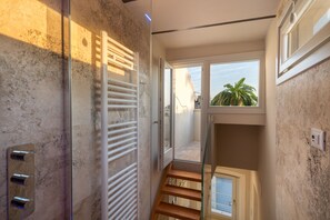 Deluxe-Doppelzimmer | Badezimmer | Dusche, kostenlose Toilettenartikel, Haartrockner, Bademäntel