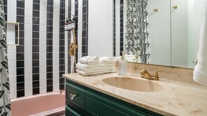 Baignoire, sèche-cheveux