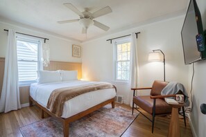 3 soverom, skrivebord, strykejern/-brett og reiseseng for barn