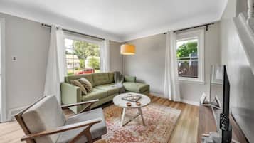 Een smart-tv en tafelvoetbal