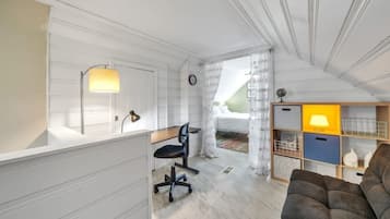 3 makuuhuonetta, työpöytä, silitysrauta/-lauta, vauvan matkasänky