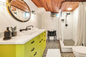 Bathtub, hair dryer, towels, soap - The Woven Oak - Gorgeous & Cozy Cottage with Game Room, Bar & 2 Full Baths (Royal Oak)