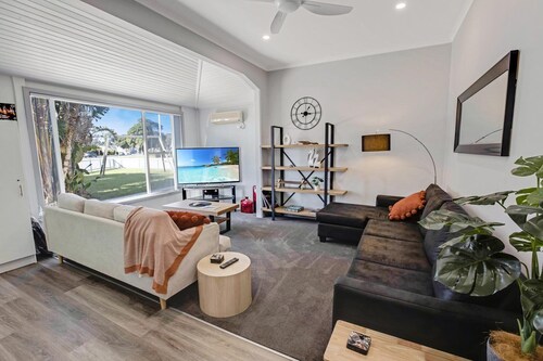 Located 300m from the footbridge to 90-mile beach