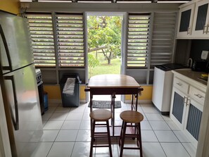 Réfrigérateur, micro-ondes, plaque de cuisson, bouilloire électrique