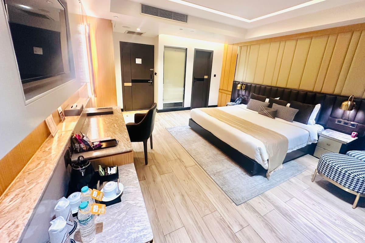 Studio Suite Premium | Két bảo mật tại phòng, bàn, khu vực làm việc phù hợp cho laptop