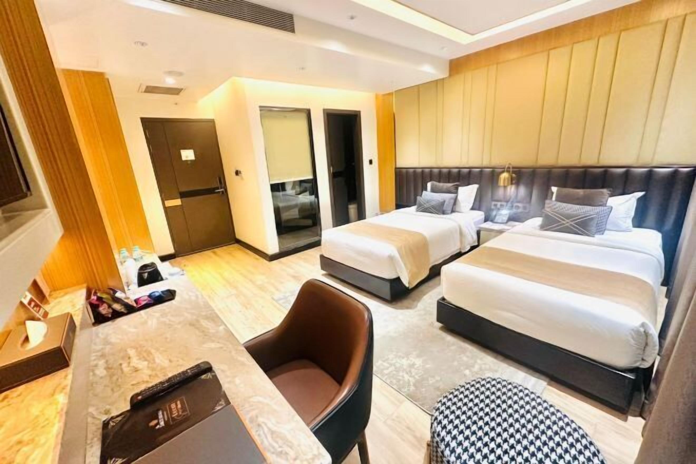 Caja fuerte, escritorio, espacio para trabajar con un portátil