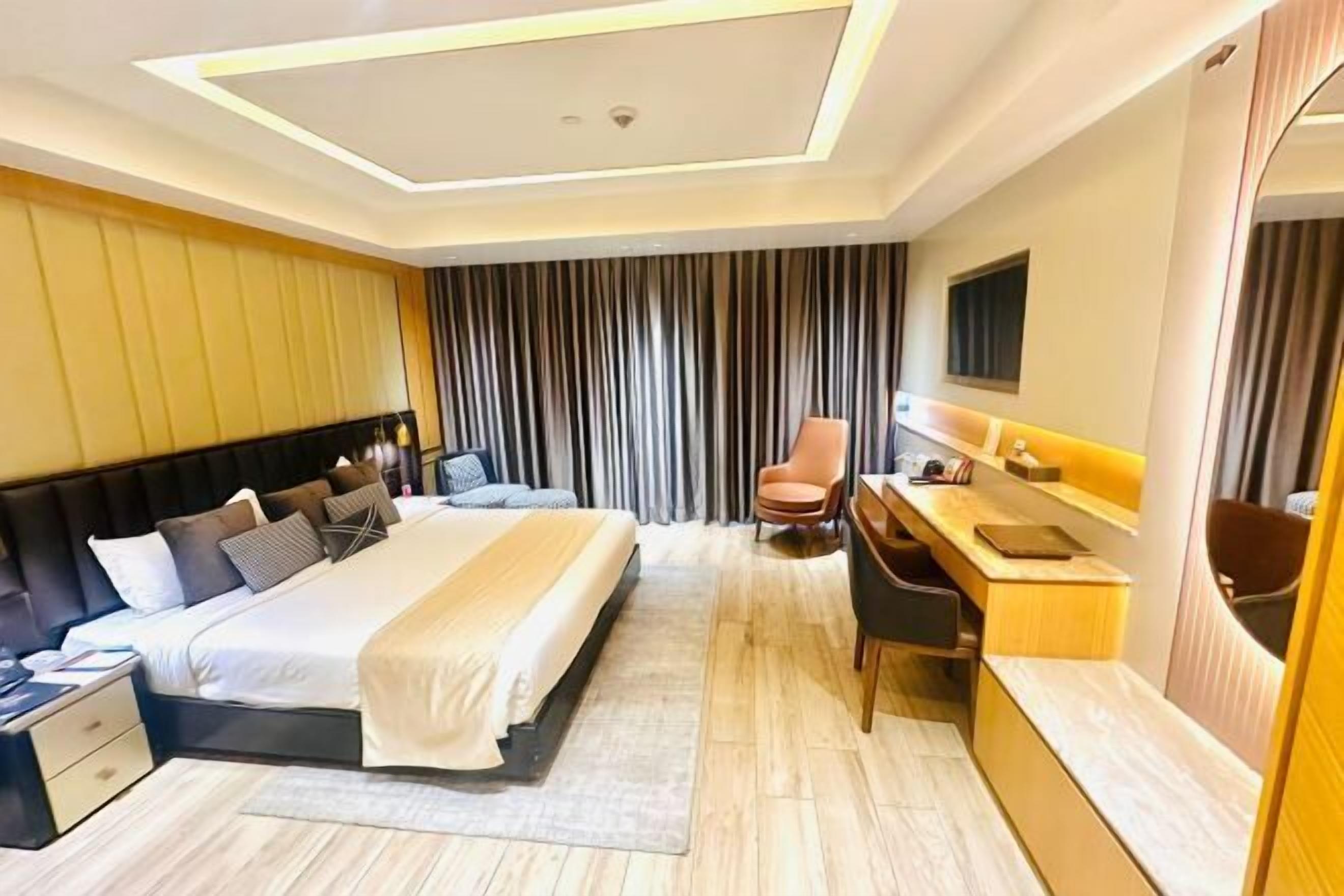 Caja fuerte, escritorio, espacio para trabajar con un portátil