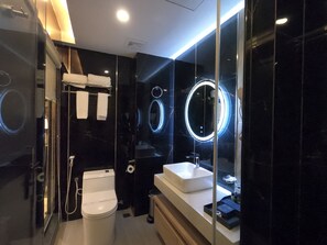 Premium kamer (Deluxe) | Badkamer | Een douche, pantoffels, handdoeken