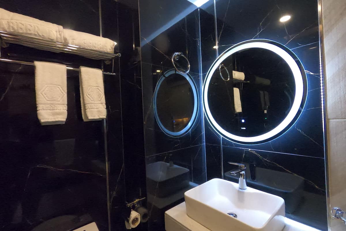 deluxe room, 1 queen bed | bathroom | shower, slippers, towels