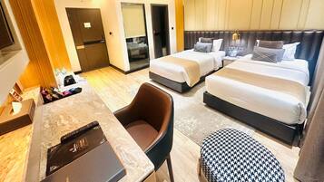 Deluxe-Zweibettzimmer | Zimmersafe, Schreibtisch, laptopgeeigneter Arbeitsplatz