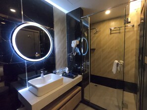 Deluxe Twin Room | Bathroom