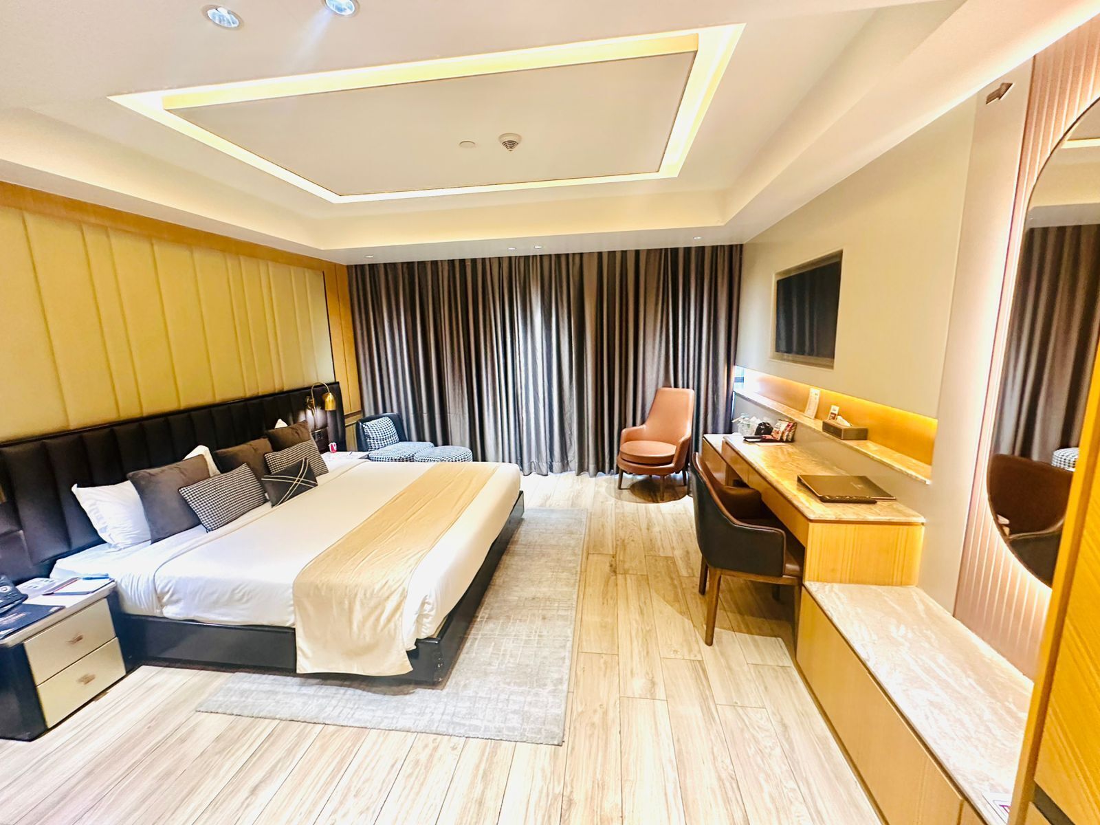 Premium Room (Deluxe) | In-room safe, desk, laptop workspace, soundproofing