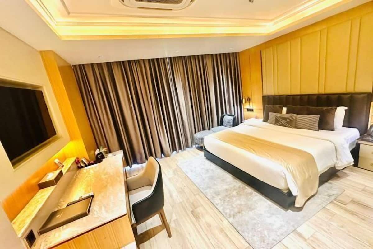 Caja de seguridad en la habitación y escritorio