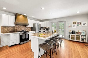 Kylskåp, mikrovågsugn, ugn och spishäll