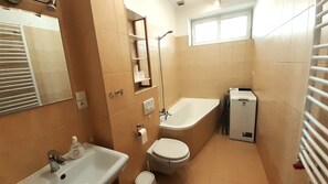 Ensemble douche/baignoire, sèche-cheveux, serviettes fournies
