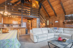 Smart TV, fireplace, DVD player, ping pong - Haslemann's Retreat ~ Mountain Escape! (Dorrington)