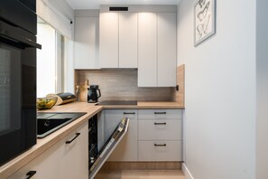 Apartamento, 1 quarto, sacada | Cozinha privada | Lava-louças, chaleira elétrica, talheres/pratos/utensílios de cozinha