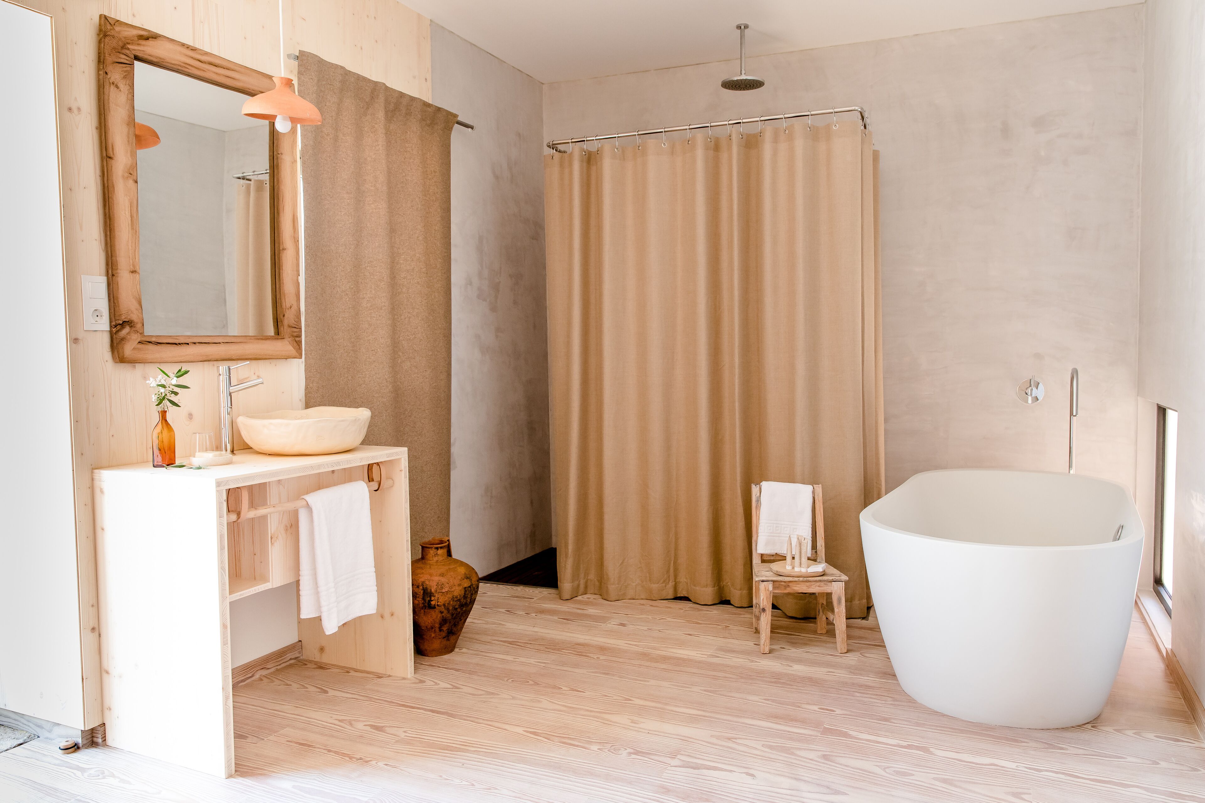 Une salle de bain moderne avec un meuble-lavabo en bois, une grande baignoire et un rideau de douche.
