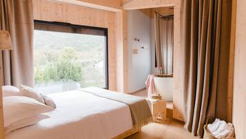 Habitación superior | 1 habitación, minibar, caja de seguridad en la habitación y escritorio