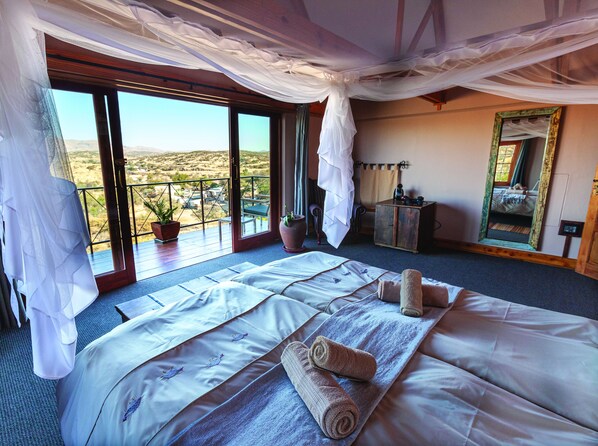 In-room safe, individually decorated, individually furnished, bed sheets - Ti Melen Boutique Guesthouse l Ondili (Windhoek)