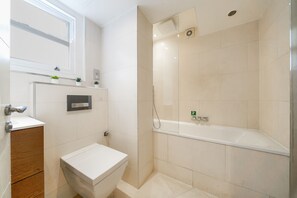 Apartemen Kota, 2 kamar tidur, Bebas Asap Rokok, teras | Kamar mandi | Perlengkapan mandi gratis, pengering rambut,  dan handuk