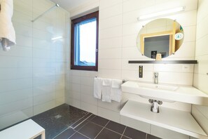 Comfort Triple Room | Bathroom - Jura Sport & Spa Resort (Saignelegier)