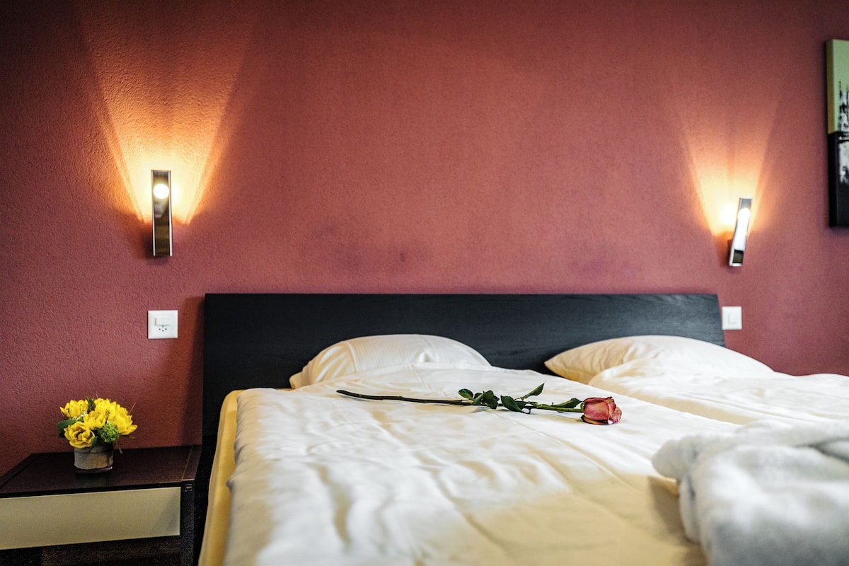 Comfort Double Room | Peti besi dalam bilik, meja, langsir/tirai gelap terus, kalis bunyi