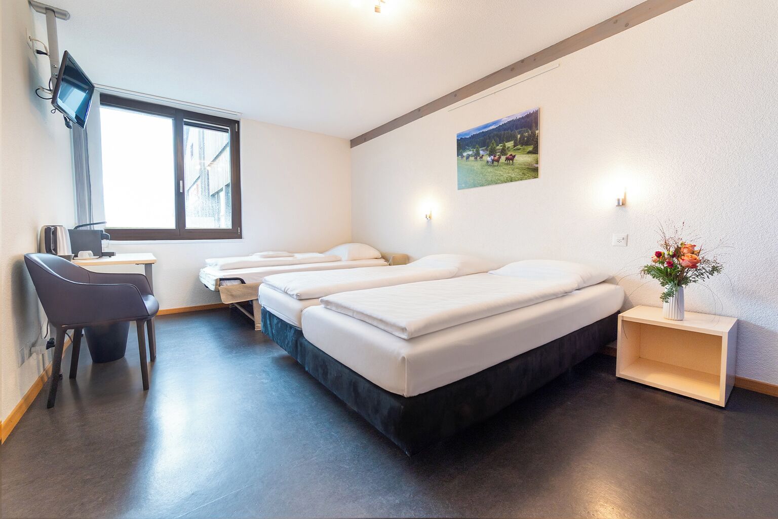 Standard trippelrum | Värdeförvaringsskåp på rummet, skrivbord och mörkläggningsgardiner