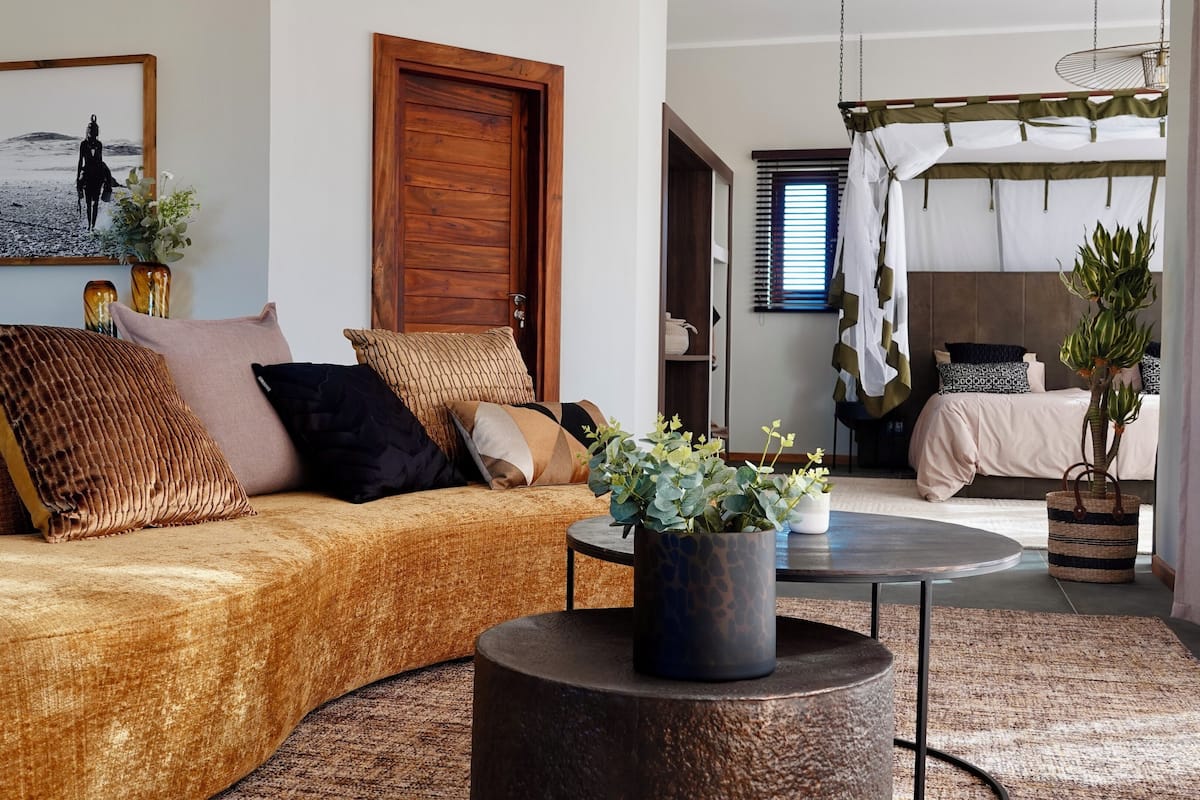 Un salón acogedor con un sofá, una mesa de centro y un cuadro en la pared.