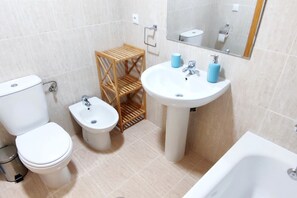 Combined shower/bathtub, hair dryer, towels
