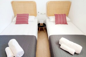 2 chambres, fer et planche à repasser, Wi-Fi, draps fournis
