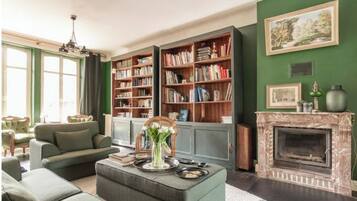 Smart-TV, Kamin, Bücher