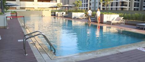 Una piscina al aire libre