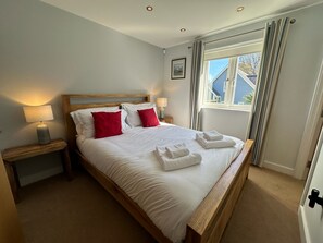 4 bedrooms, internet - Luxury 4 bed detached villa, minimum 3 bathrooms, large open plan lounge/kitchen/dining area. (St Austell)